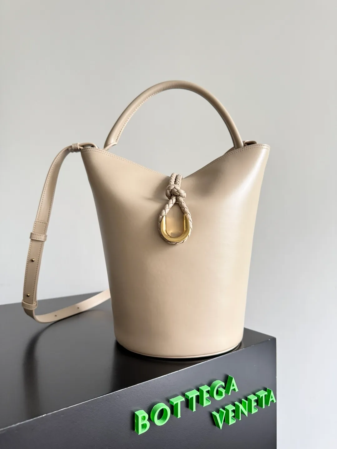 Batch 1620 BOTTEGA VENETA 2025 new women's LIBERTA small bucket bag The wind of "freedom" is still blowing towards summer🫧Unique bag shape and large enough capacity. This kind of small bag has always been very popular in summer. It can easily store essential items such as sunscreen and mini 5-fold umbrella when carrying it when going out. It uses braided knots and horseshoe buckle shapes. The metal ring is used for opening and closing, and the classic weaving is only used as an embellishment here, giving way to the simplicity of all-leather. It is a true combination of innovation and classics. It is also equipped with a detachable long shoulder strap. Friends who don’t like to carry it on the shoulder can only buy this bag and have more choices. Style number: 815244 Size: 22*18*15cm